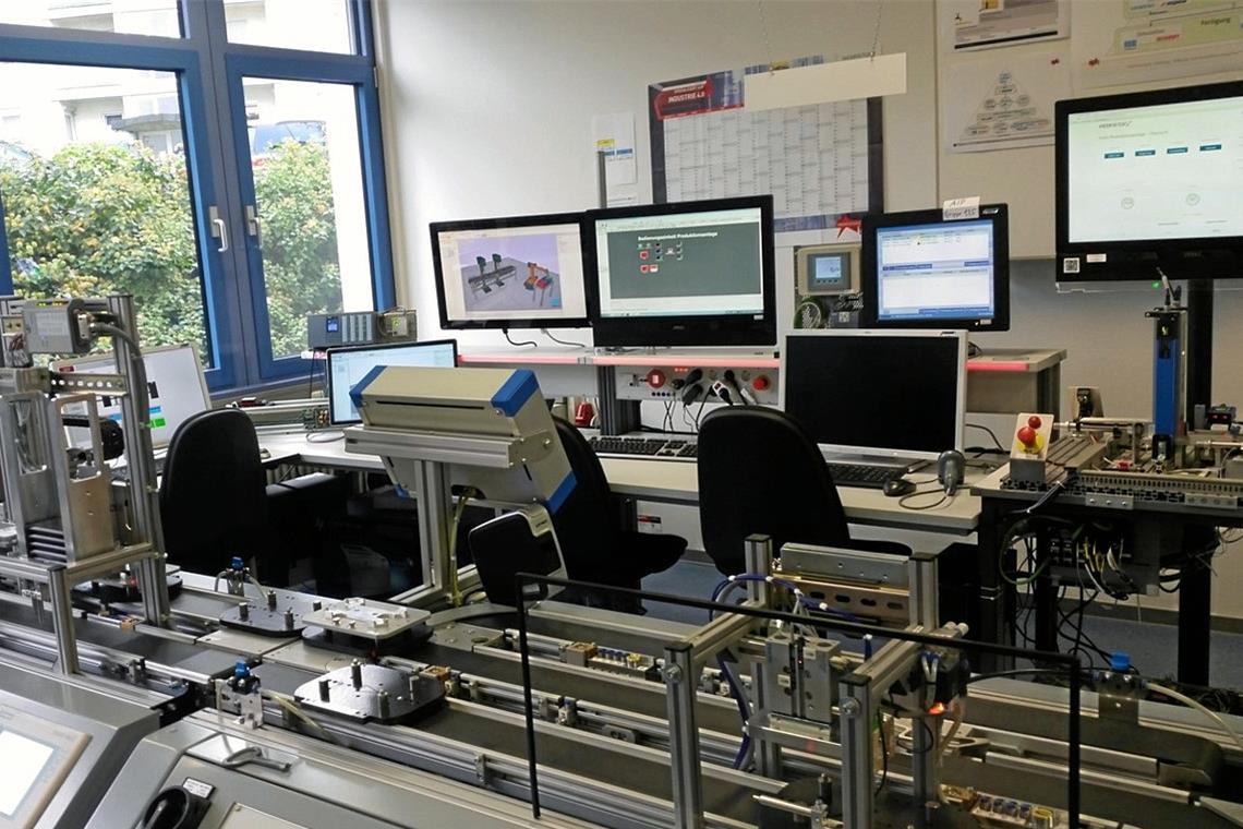 Der digitale Zwilling als neuer Lehrmeister Die Zukunft einer industriellen Produktion wird zwar nicht völlig ohne den Menschen ablaufen, trotzdem ändert sich vieles. Das Foto von der digitalen Fabrik, einem Labormodell für voll automatisierte Produktion, an der Hochschule Mosbach zeigt, dass auch dort noch Stühle vorhanden sind. Allerdings hat die Arbeit einen viel stärkeren Abstraktionsgrad erreicht – dreht sich vor allem um Unternehmens- und Fertigungsmanagement, Überwachung und Steuerung, Simulation und Automation. Foto: privat