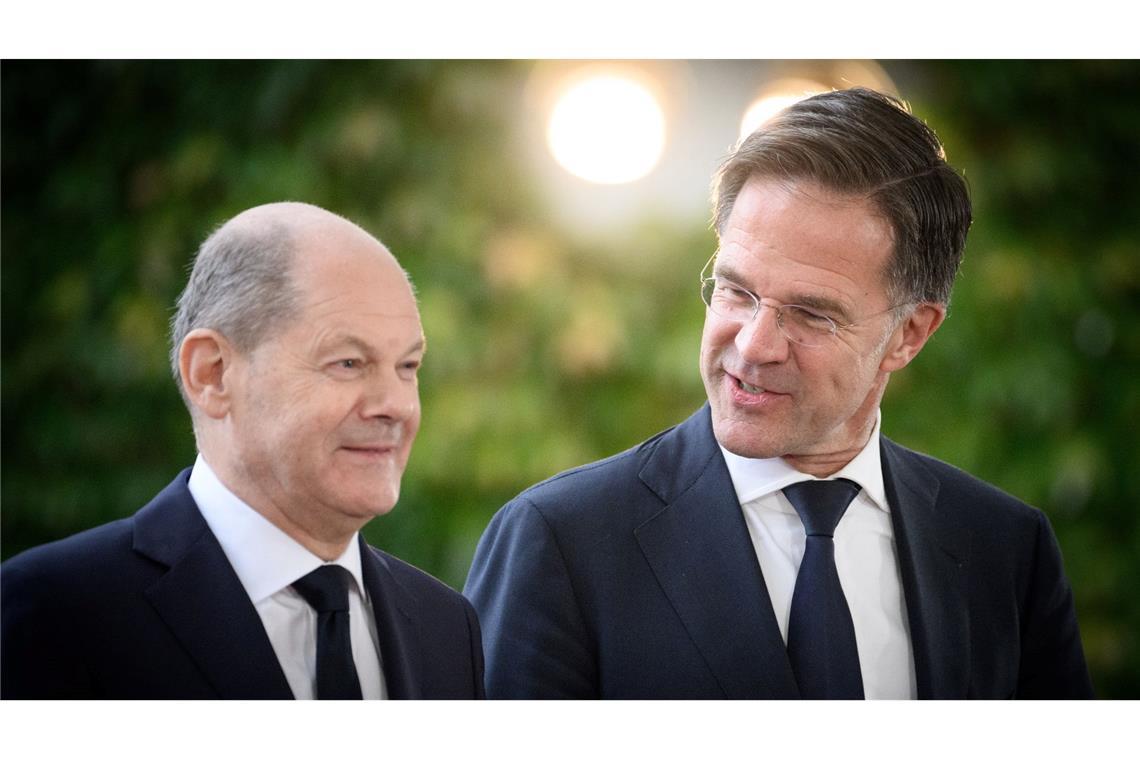 Nato-Generalsekretär: Langfristig mache ich mir Sorgen Die zuweilen scharfe Kritik an der Ukraine-Politik von Olaf Scholz (l) hält Rutte für ungerechtfertigt. (Archivbild)
