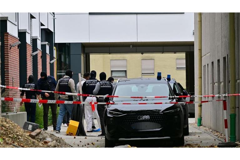Die zwei in Nürtingen festgenommenen Männer werden dem Amtsrichter in Nürtigen vorgeführt. Dieser setzt den Haftbefehl in Kraft. Sie sollen im September in Polen einen Brandanschlag auf die Bodenstation des Satellitennetzes Starlink verübt haben.