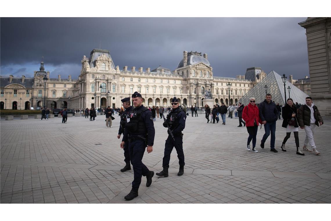 Verdächtige gestehen nach Louvre-Einbruch teilweise Die zwei weiteren Beteiligten des Einbruchs in den Louvre konnten noch nicht gefasst werden (Archivbild).
