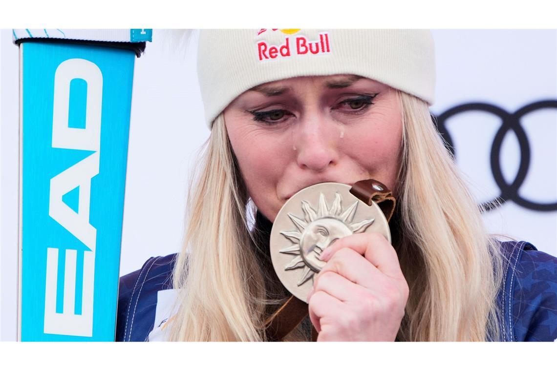 Bilder des Tages Die Zweitplatzierte, die US-Amerikanerin Lindsey Vonn, reagiert während der Medaillenzeremonie im Super-G der Frauen beim Weltcupfinale in Sun Valley, Idaho. Für Vonn war es der erste Podestplatz seit ihrem Comeback in dieser Saison.