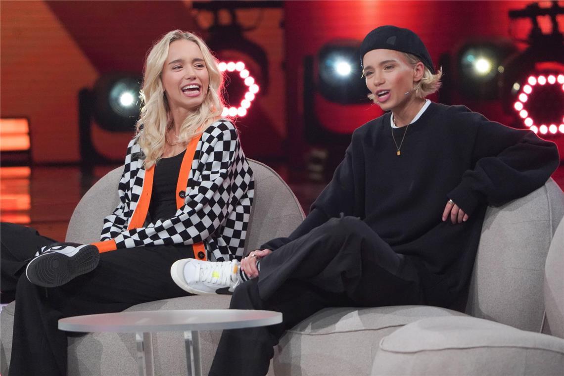 Die Zwillinge Lisa (l) und Lena 2022 zu Gast in der ARD-Show "Verstehen Sie Spaß?".