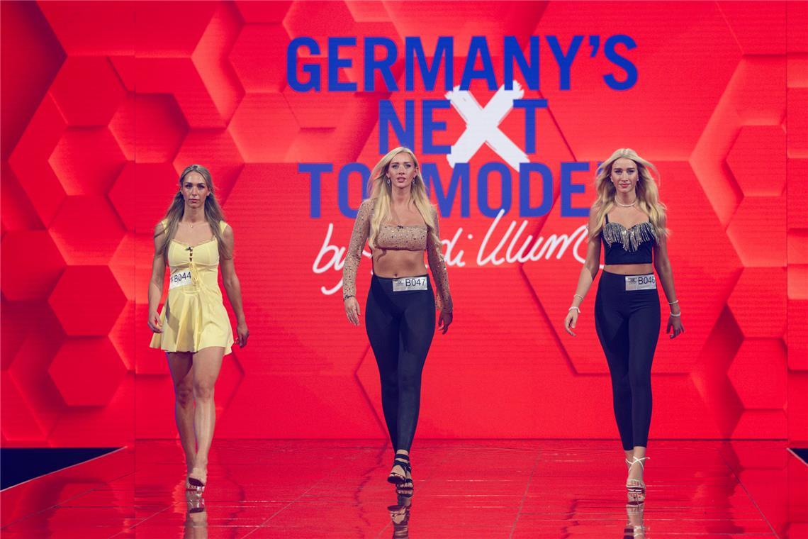 Zwillingsalarm beim Casting Die Zwillinge Nicole (Mitte) und Sonja (rechts) beim Casting von "Germany's Next Topmodel" 2025.