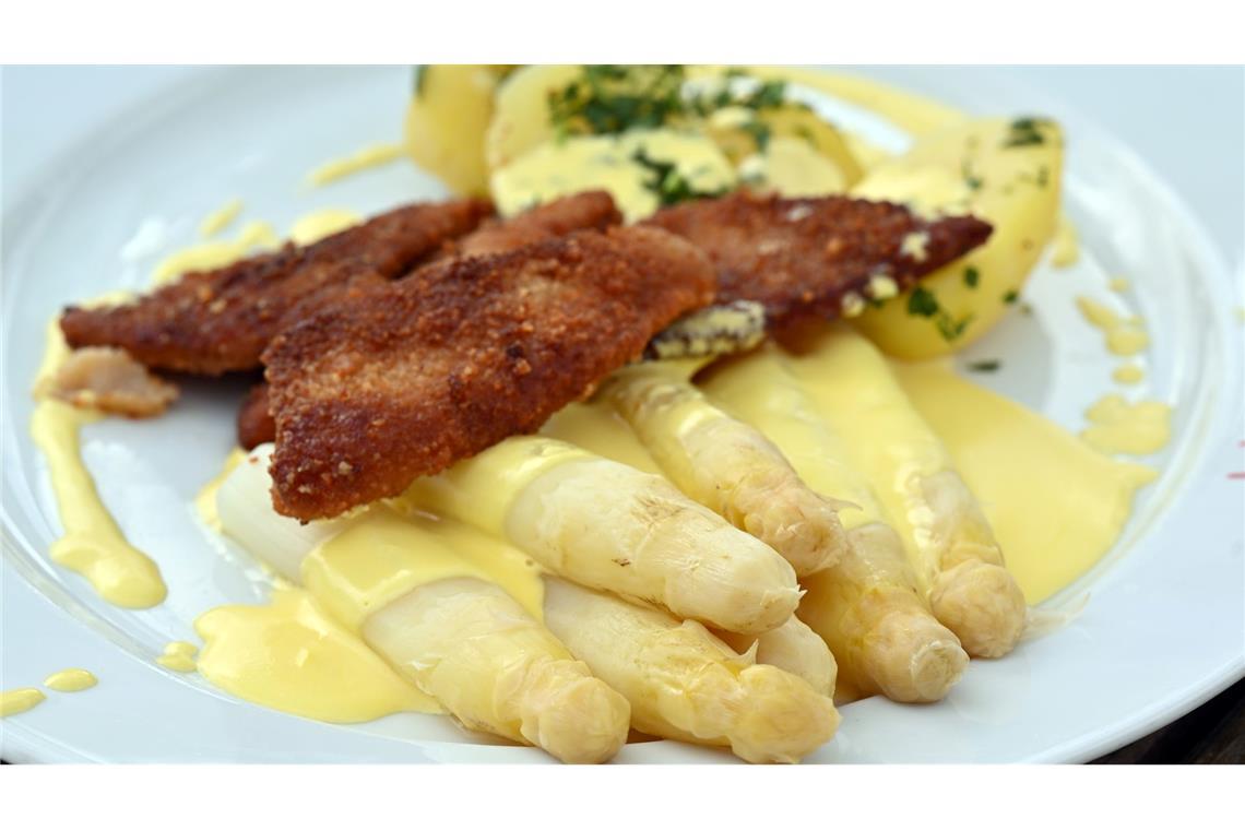 Jeder Vierte mag keinen Spargel Diejenigen, die Spargel mögen, essen ihn am liebsten mit Sauce hollandaise (einer Soße, die ursprünglich nur aus Butter, Eigelb und einer Reduktion aus Weißwein besteht). (Archivbild)
