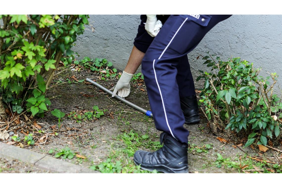 Massenschlägerei in Gelsenkirchen endet tödlich Diente die Krücke als Waffe? Am Tag nach dem tödlichen Tumult sichert die Polizei vor Ort mögliche weitere Beweismittel.