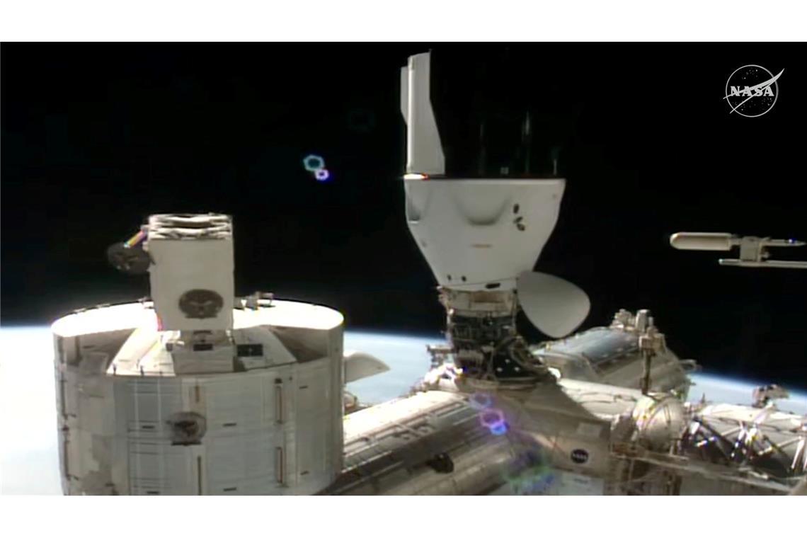 Vier Raumfahrer auf der ISS eingetroffen Dies Bild zeigt die an die Internationale Raumstation (ISS) angedockte SpaceX-Kapsel (hinten), mit "Crew 11" an Bord.