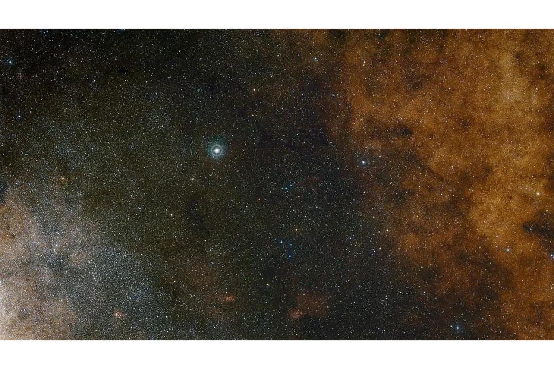 Diese Aufnahme im sichtbaren Licht zeigt die dichten Sternwolken im Sternbild Schütze (Sagittarius) in Richtung des Zentrums unserer Milchstraße.