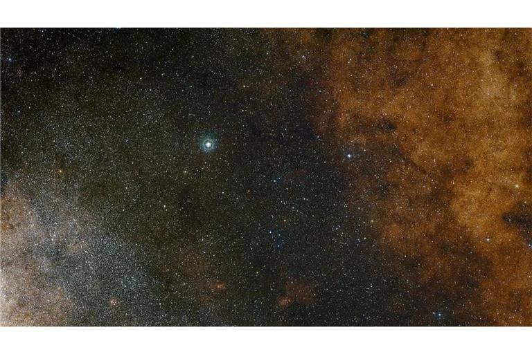 Diese Aufnahme im sichtbaren Licht zeigt die dichten Sternwolken im Sternbild Schütze (Sagittarius) in Richtung des Zentrums unserer Milchstraße.