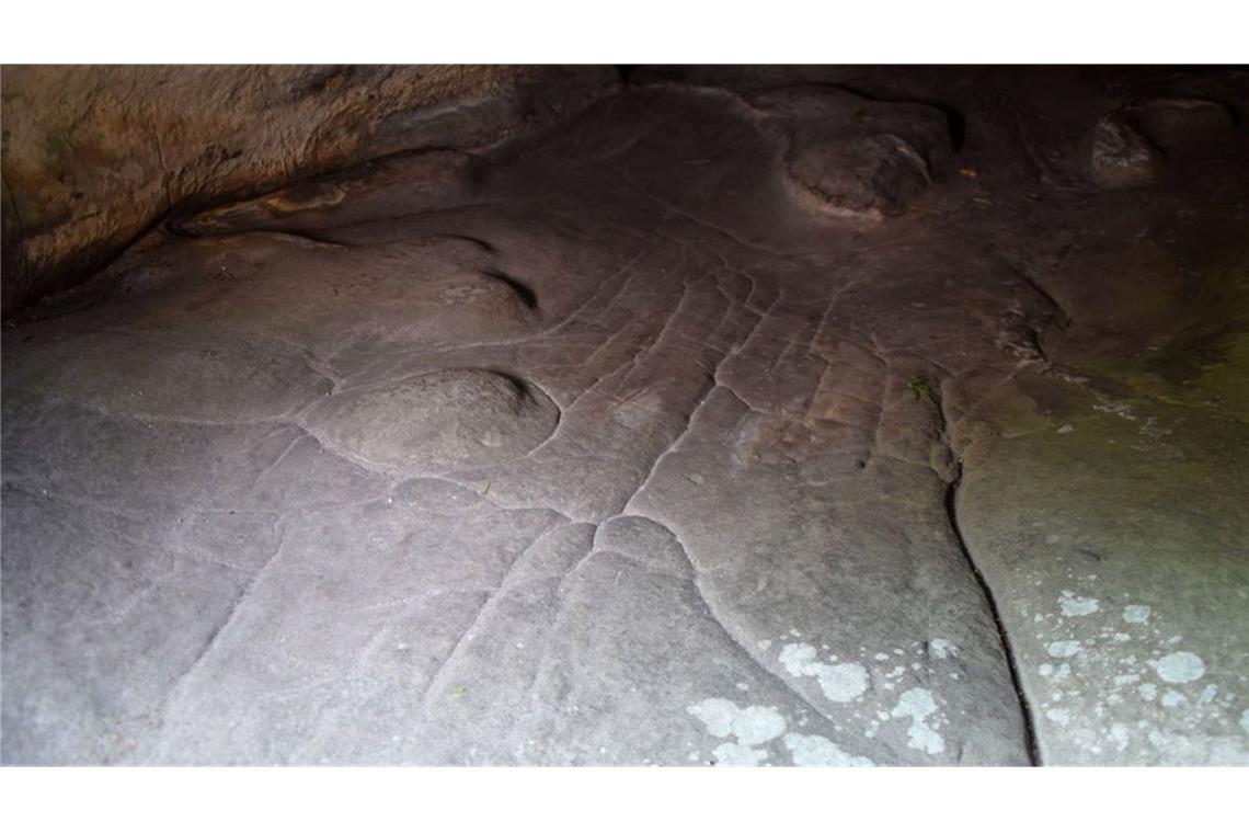 Forscher finden älteste 3D-Karte der Welt Diese dreidimensionale Miniatur-Landschaft am Boden des Felsunterstands Ségognole 3 bei Paris entstand vor 13.000 Jahren. Es ist die älteste 3D-Karte der Welt.