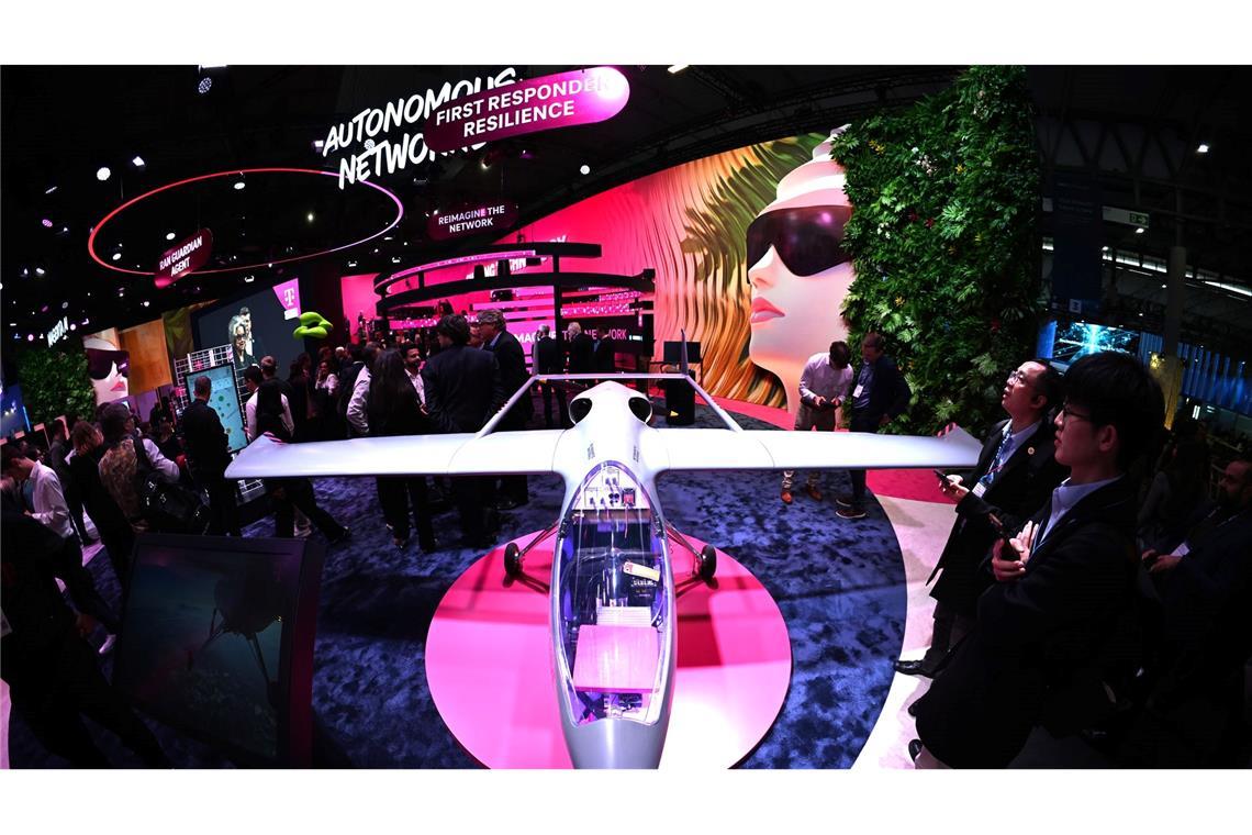 Fliegende Antenne: Telekom setzt auf Mobilfunk-Drohne Diese Drohne hat eine Mobilfunk-Antenne eingebaut, mit der entlegene Gebiete temporär mit Handynetz versorgt werden können.