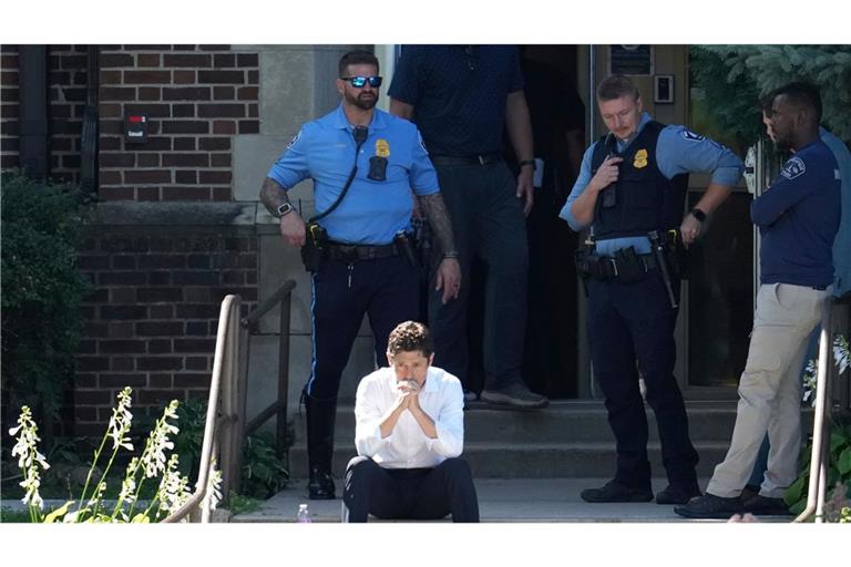 "Diese Familien leiden unermessliche Schmerzen" - sagte der Bürgermeister von Minneapolis, Jacob Frey, nach den tödlichen Schüssen während eines Schulgottesdienstes.
