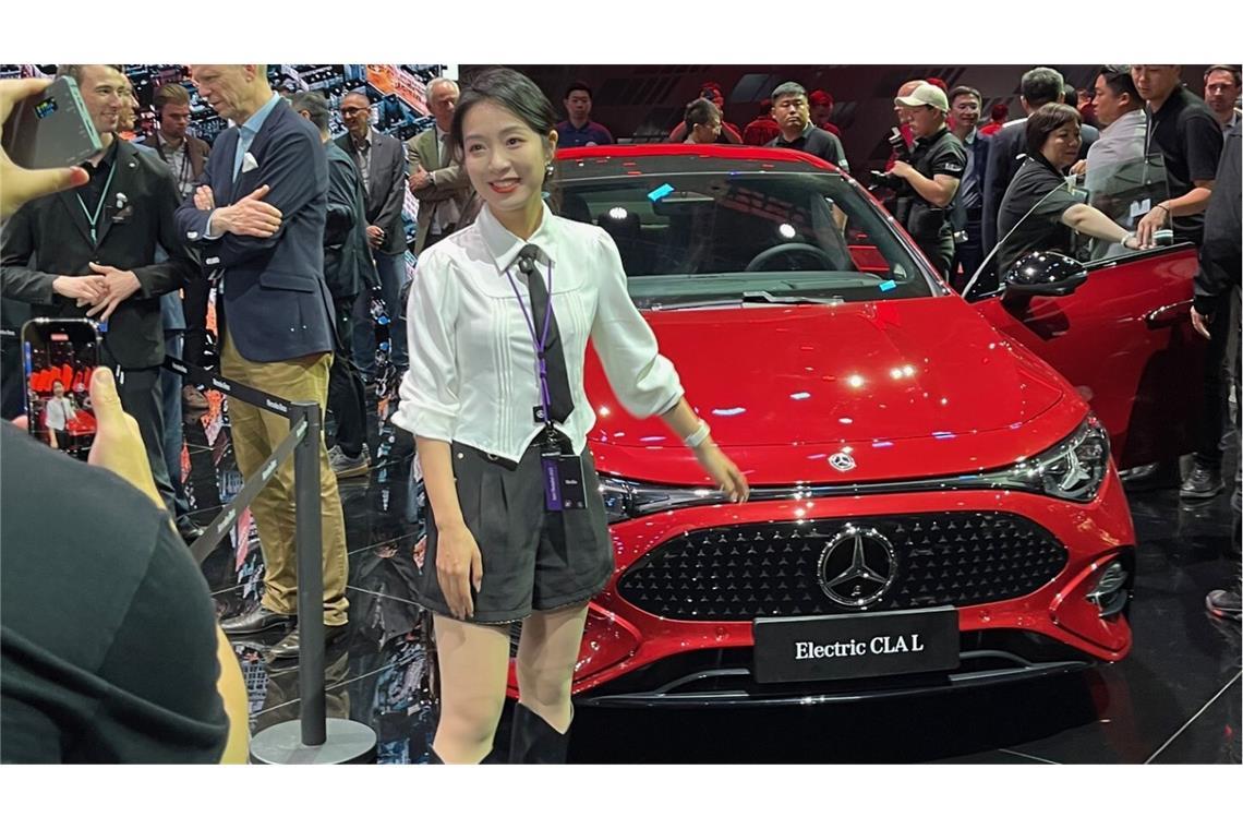 Die Mädchen auf der Motorhaube gehören der Vergangenheit an Diese Influencerin erklärt ihren Followern auf der Messe in Shanghai als Medienvertreterin den elektrischen Mercedes CLA in der Langversion, die dort vorgestellt wurde.
