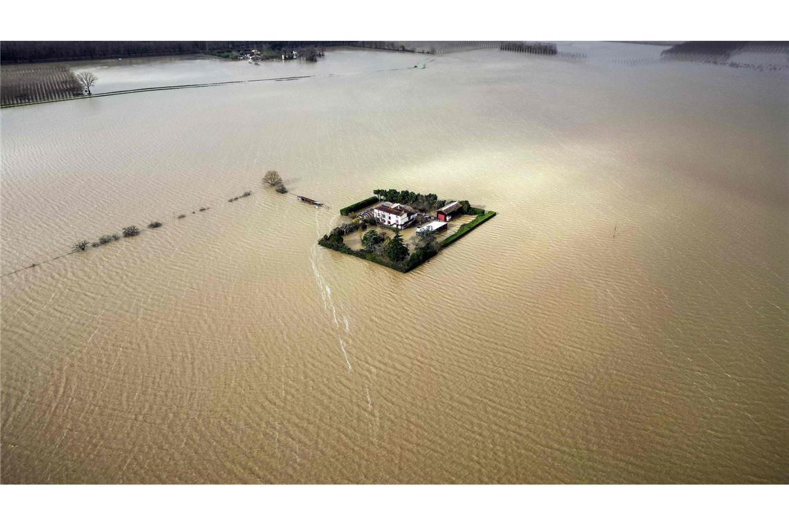 Diese Luftaufnahme zeigt ein isoliertes Haus in dem Dorf Couthures-Sur-Garonne im Südwesten Frankreichs, das von den Fluten der Garonne umspült wird.