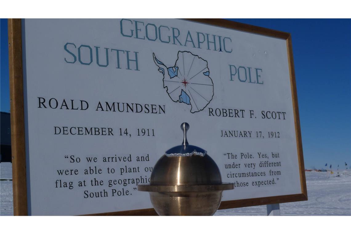 21-jährige Norwegerin wandert alleine zum Südpol Diese Tafel am Geografischen Südpol erinnert an das Wettrennen zwischen dem Norweger Roald Amundsen und dem Engländer Robert F. Scott.