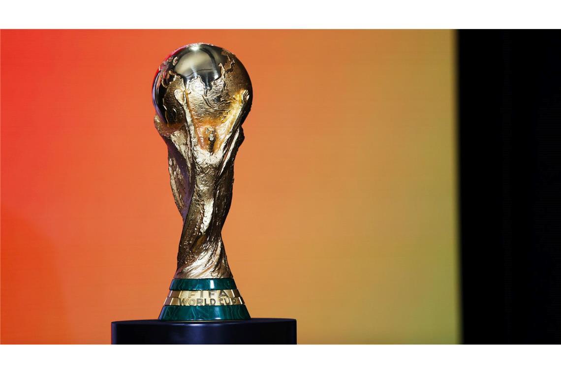Diese Trophäe ist für den künftigen Fußball-Weltmeister.