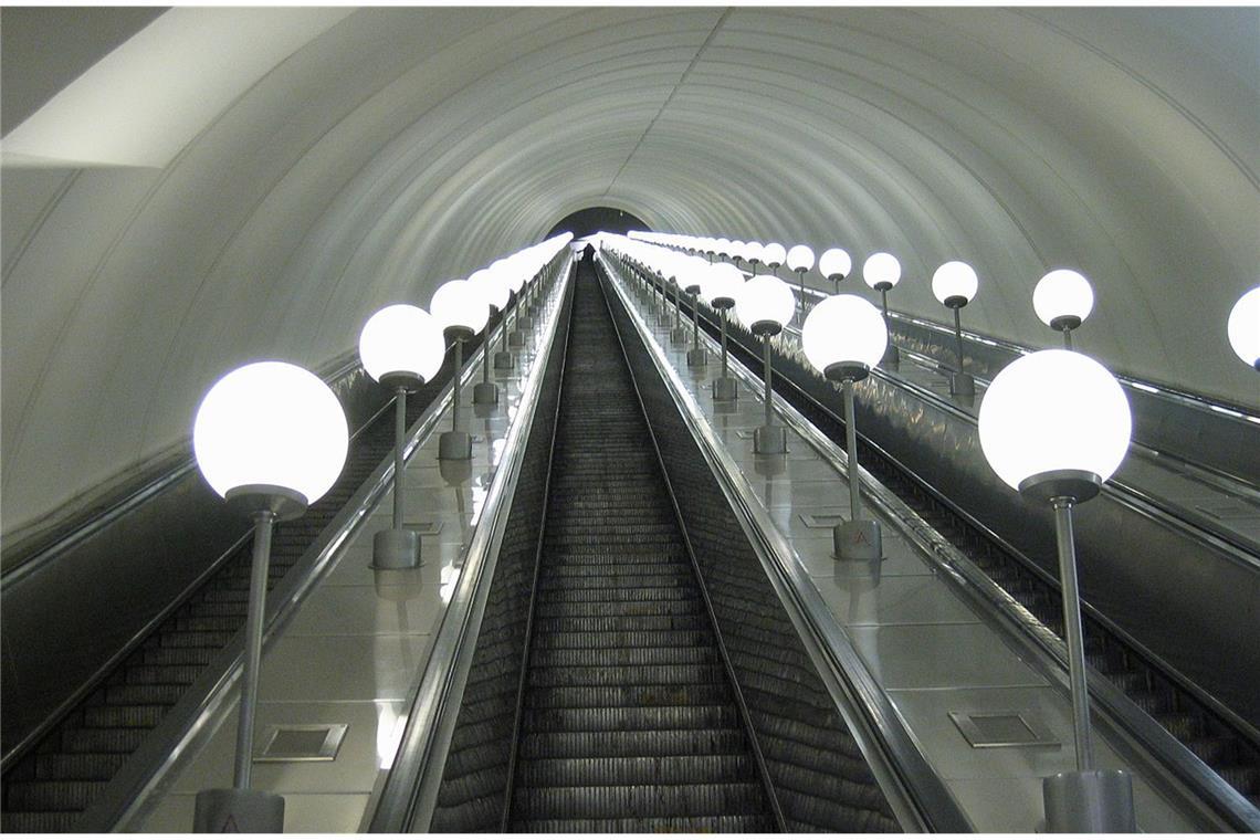 Donald Trumps Wutrede und der Aufstieg der Rolltreppe Diese U-Bahnsteige befinden sich 84 Meter unter der Erde, was den Metro Park Pobedy zur gegenwärtig am tiefsten gelegenen Station im Moskauer Metronetz macht. Die Rolltreppen sind 126 Meter lang und waren die längsten zusammenhängenden Rolltreppen der Welt, bis sie 2011 von den Rolltreppen der Station Admiralteiskaja der Metro Sankt Petersburg mit 137 Metern übertroffen wurden.