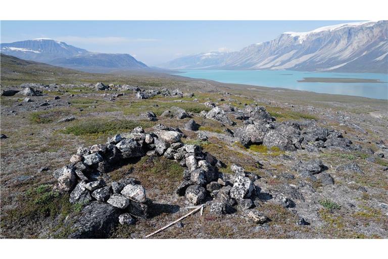 Diese über 2000 Jahre alte Übernachtungsstelle von Karibu-Jägern haben die Forschenden der Universität Jena im Sommer 2025 auf der Halbinsel Nuussuaq im Westen Grönlands entdeckt.