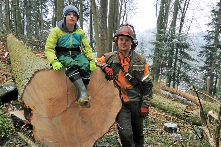 Diese ungefähr 180 Jahre alte Tanne war einer der größten Bäume im Wald von Albrecht Altvater. Ein guter Grund für ein Foto mit Sohn Liam. Foto: privat