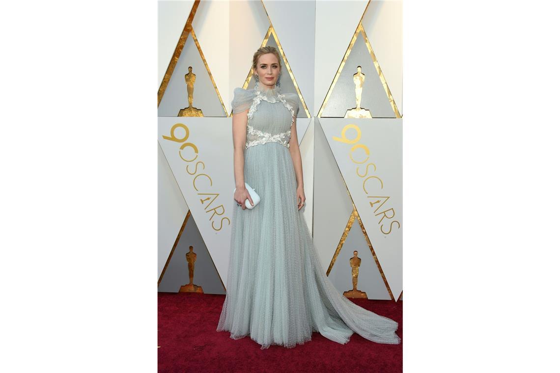 Die schlimmsten Oscar-Kleider aller Zeiten Diese Wahl ging gehörig daneben: In der hellgrauen Kreation von Schiaparelli Couture sah <b>Emily Blunt 2018</b> einfach trutschig aus. Besonders altbacken: Der Stehkragen.