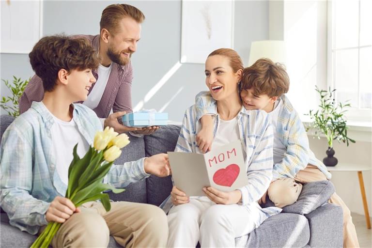 Diese Woche ist Muttertag 2026. Datum, Herkunft & Bedeutung des Feiertags in Deutschland &  weltweit. Alle Muttertagstermine & beliebten Geschenkideen.