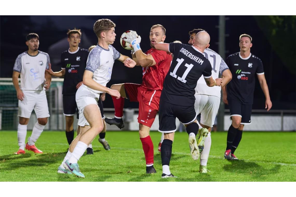 Diesen Abend wird Keeper Joshua Klement (in Rot) vom TSV Dagersheim II so schnell nicht vergessen: Die eigene Erste (in Schwarz) schenkte ihm 13 Dinger ein.