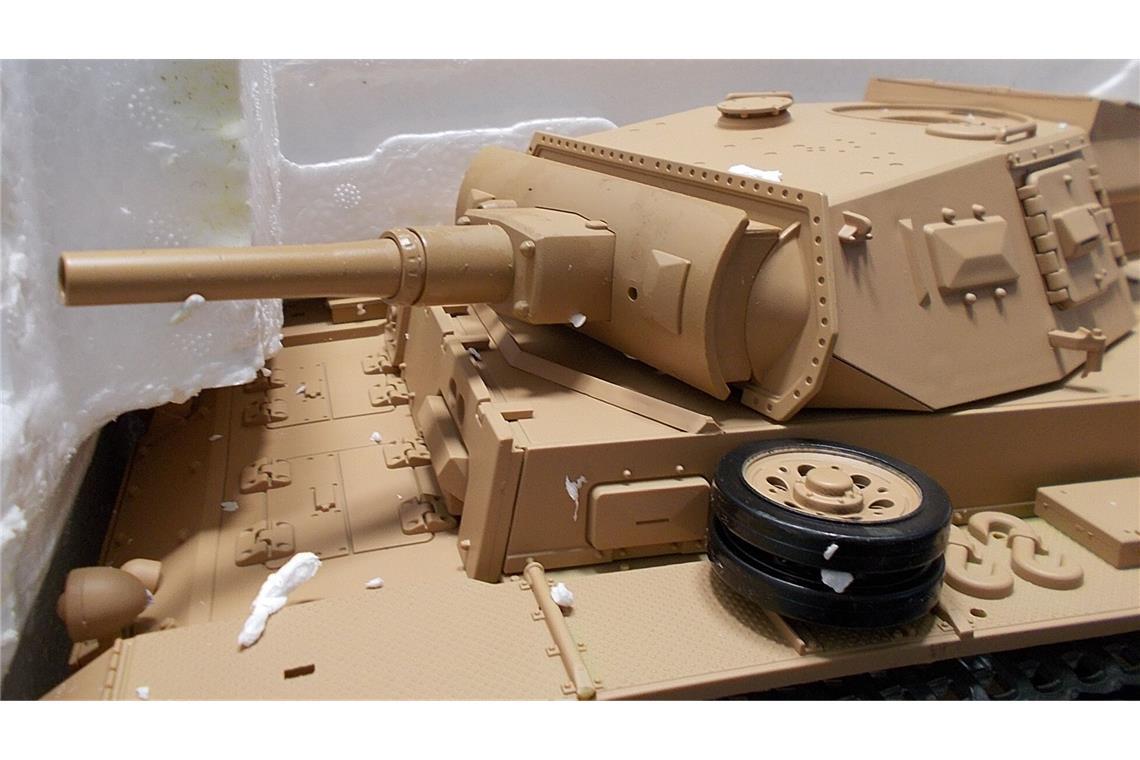 Zoll entdeckt Modellpanzer mit Schussfunktion in Paket Diesen und einen weiteren Modellpanzer entdeckten Zollbeamte in einem Paket.