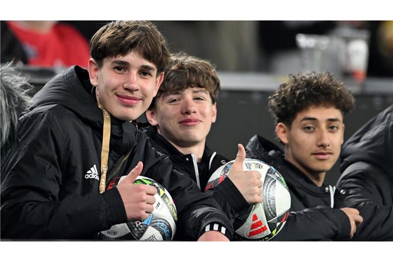 Dieser Balljunge (links) leitete mit seiner schnellen Reaktion das zwischenzeitliche 2:0 ein.