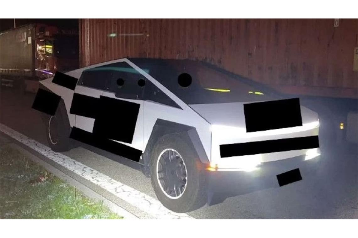 Dieser Cybertruck wurde von der Autobahnpolizei auf der A99 Autobahn gestoppt.