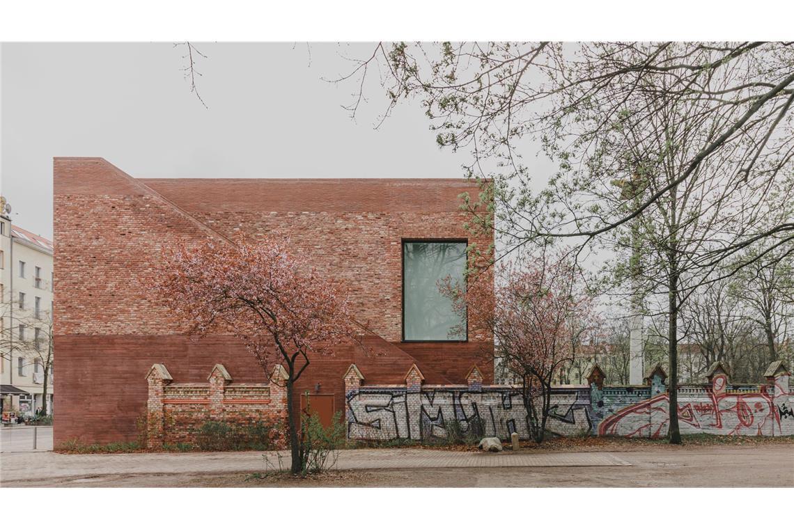 Deutschlands bestes Haus steht in Berlin-Neukölln Dieser Finalist wurde Sieger des DAM Preises 2025: AFF Architekten aus Berlin. Sie haben auf einer ehemaligen Friedhofsfläche in Berlin einen Neubau errichtet. An dem monolithischen Neubau gefiel der Jury auch gebrauchter Klinker und Neubrandziegel. Die Spore Initiative bietet Café, . . .