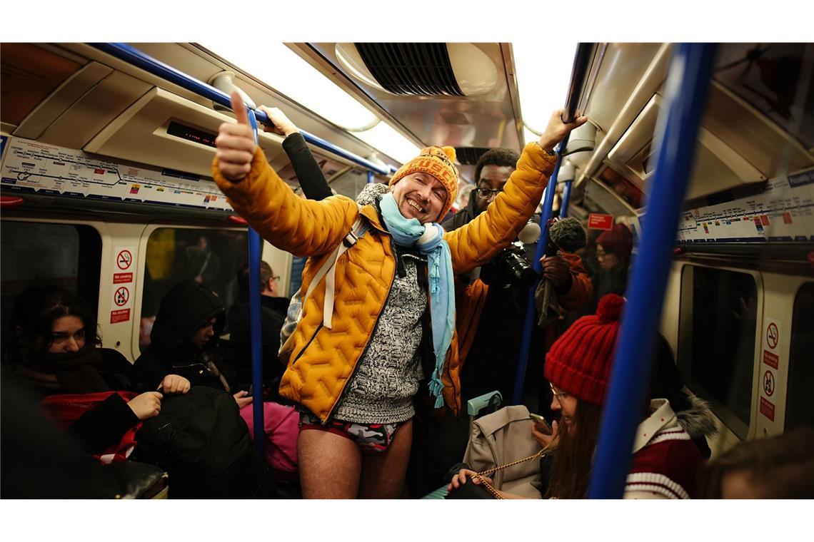 Warum Menschen in London ohne Hose U-Bahn fahren Dieser Mann trug eine bunt bedruckte Unterhose.