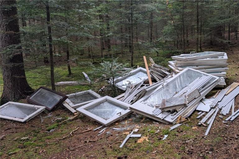 Dieser Müll wurde illegal im Wald entsorgt. Foto: Stadt Murrhardt