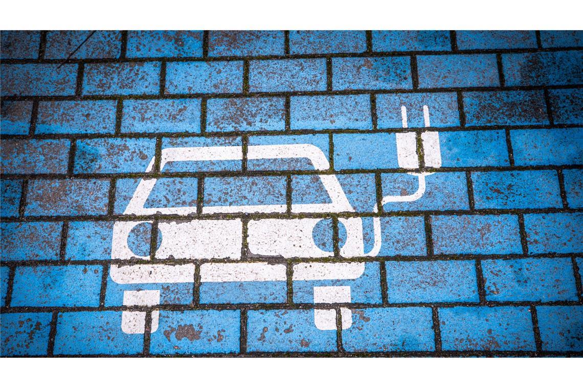 Elektro statt Verbrenner? Wechselbereitschaft zieht nicht an Dieser Parkplatz für ein Elektroauto, das seinen Akku auflädt, ist leer. (Symbolbild)