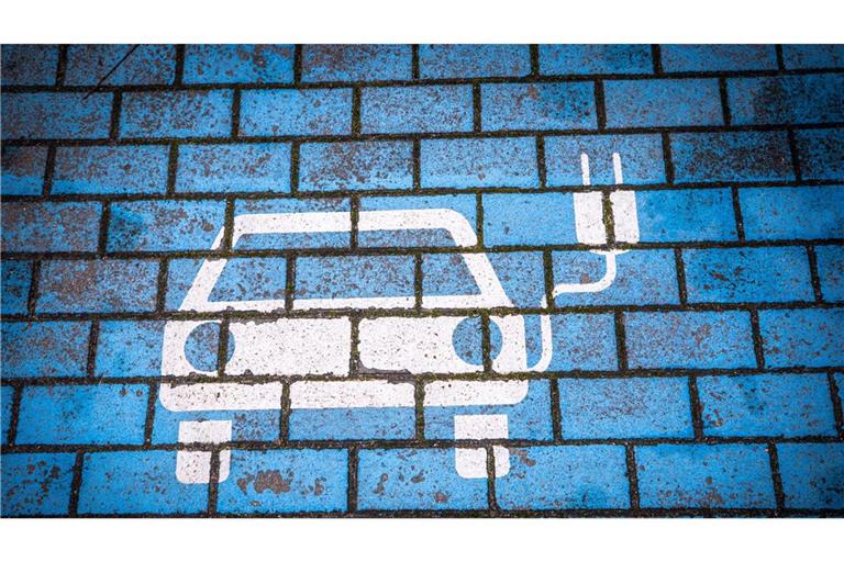 Dieser Parkplatz für ein Elektroauto, das seinen Akku auflädt, ist leer. (Symbolbild)