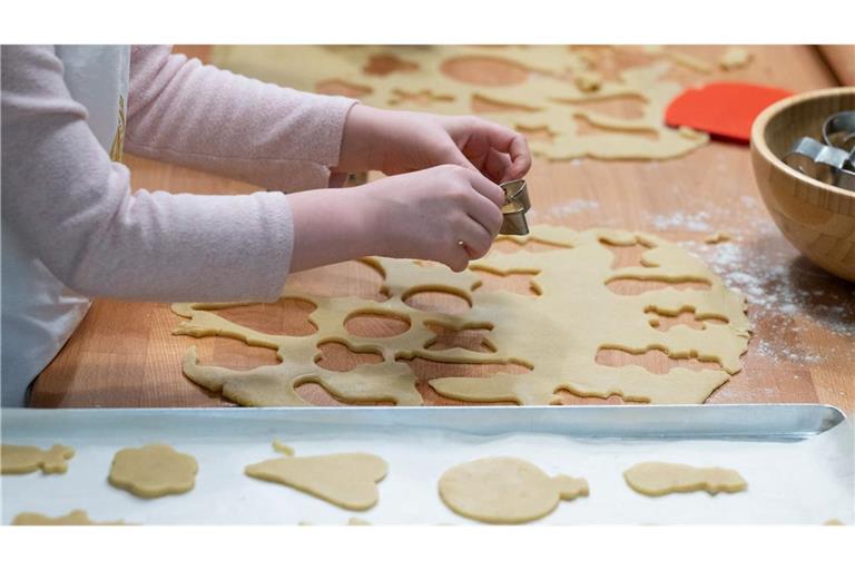 Dieser Teig dürfte durch den gesunkenen Butterpreis eher billiger geworden sein. (Archivbild)