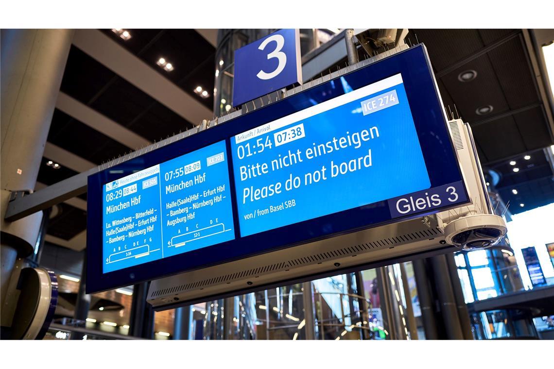 Dieser Zug hatte fast sechs Stunden Verspätung.  "War interessant auf jeden Fall", sagt Fahrgast Cziczi.