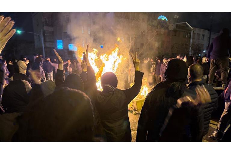 Dieses am 09. Januar aufgenommene und am 13. Januar via AP zur Verfügung gestellte Foto soll Iraner bei einem Protest gegen die Regierung in Teheran zeigen.