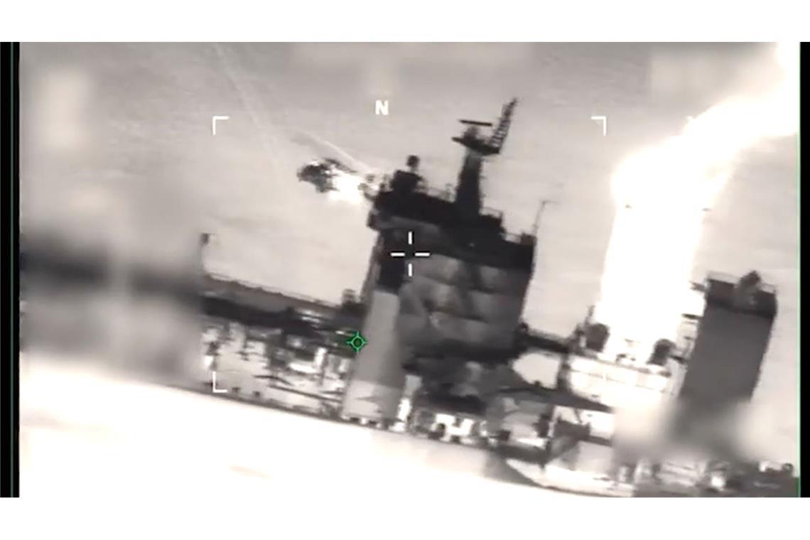 Dieses aus einem vom US-Verteidigungsministerium zur Verfügung gestellten Video und via AP veröffentlichte Foto zeigt, wie US-Streitkräfte am frühen Mittwoch in der Karibik an Bord der M/T Sophia gehen.