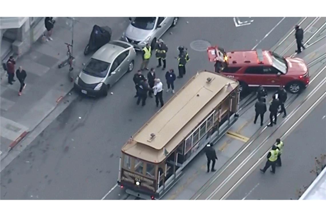 Dieses Bild aus einem Video zeigt Polizeibeamte und Rettungskräfte, die in San Francisco auf den plötzlichen Stillstand einer Straßenbahn in der California Street reagieren.