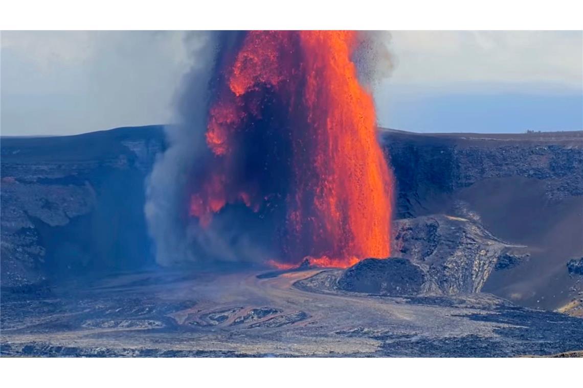 Bilder des Tages Dieses Bild einer Webcam des United States Geological Survey (USGS) zeigt Lavafontänen, die beim jüngsten Ausbruch des Kilauea-Vulkans im Hawaii Volcanoes National Park in die Höhe schießen.