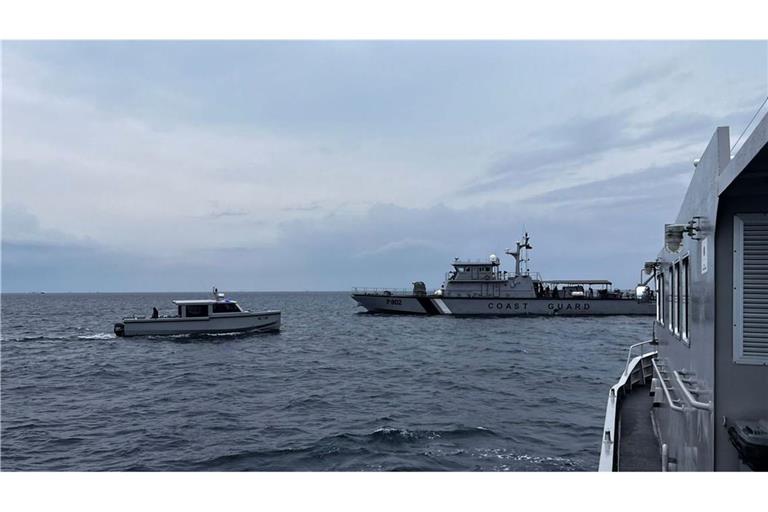Dieses Bild zeigt ein Boot der Küstenwache bei der Suche nach vermissten italienischen Tauchern.