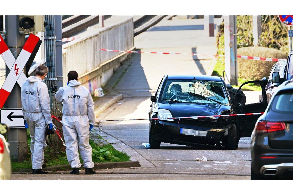 Verdächtiger soll heute noch zum Ermittlungsrichter geführt werden Dieses Fahrzeug ist am Montag in eine Menschenmenge gefahren. Hinterm Steuer soll ein 40-Jähriger aus Rheinland-Pfalz gesessen sein.