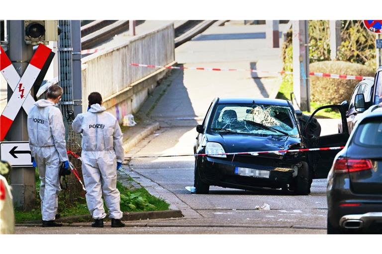 Dieses Fahrzeug ist am Montag in eine Menschenmenge gefahren. Hinterm Steuer soll ein 40-Jähriger aus Rheinland-Pfalz gesessen sein.