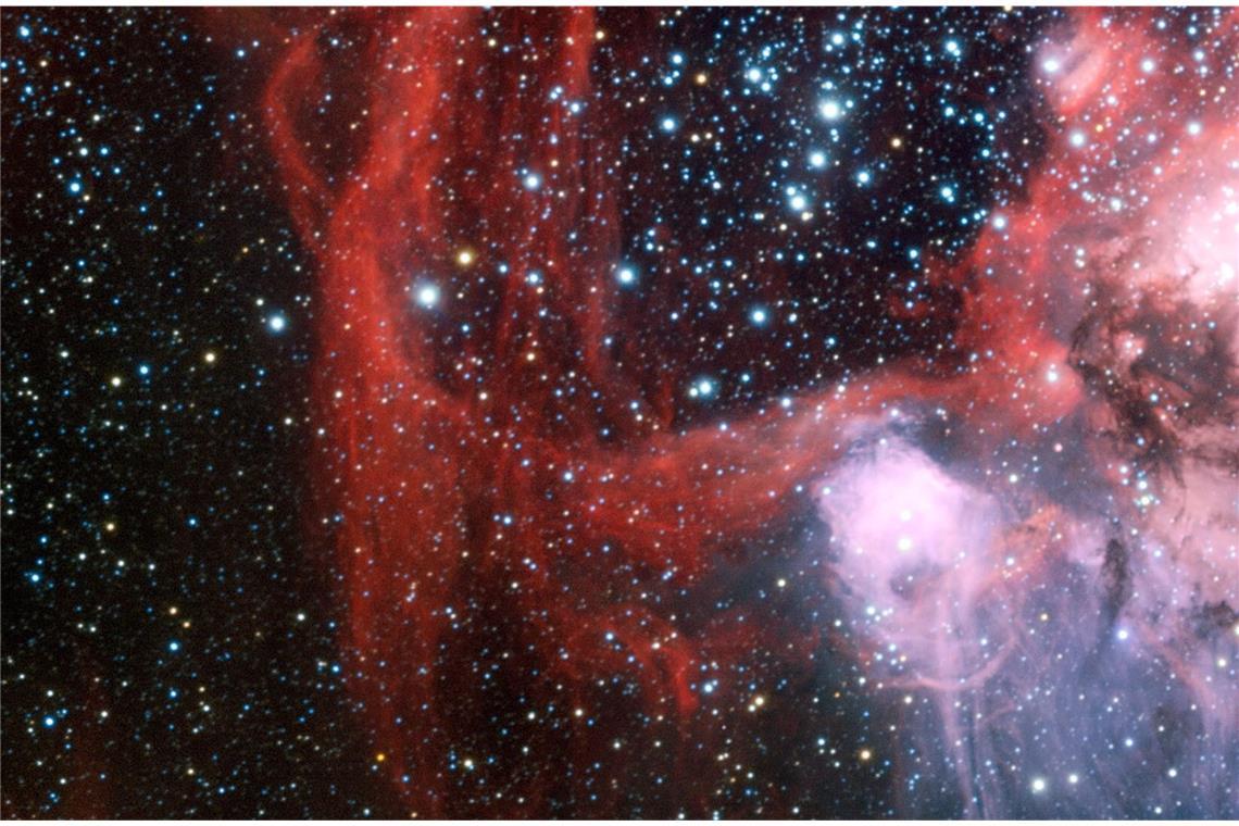 Woher kommt der Mensch? Eine Spurensuche im Kosmos Dieses Foto des ESO vom Juli 2011 zeigt einen interstellaren Nebel in der Milchstraße rund um den Sternen-Cluster NGC 1929 inmitten der Großen Magellanwolke.