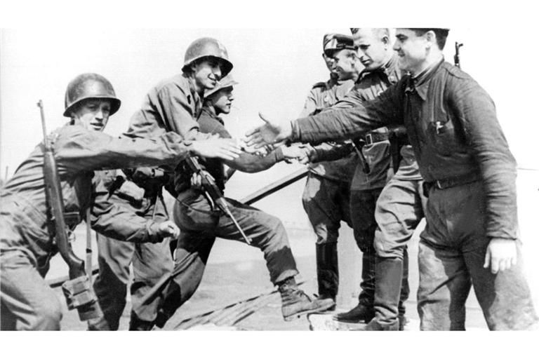 Dieses Foto vom Handschlag amerikanischer und sowjetischer Soldaten in Torgau am 25. April 1945 ging um die Welt. (Archivbild)