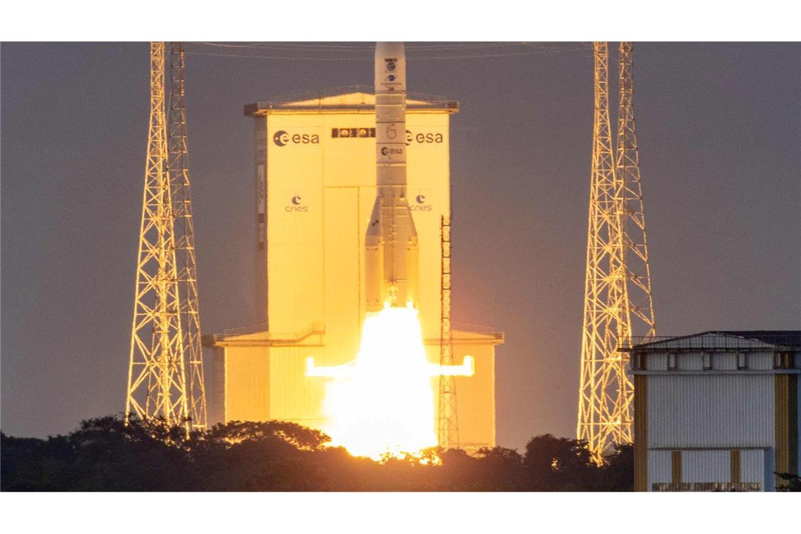 Dieses Foto zeigt die Ariane-6-Rakete der Europäischen Weltraumorganisation (ESA) mit dem Erdbeobachtungssatelliten Sentinel-1D an Bord, die vom Raumfahrtzentrum von Guayana in Kourou im französischen Überseedepartement Guayana abhebt.