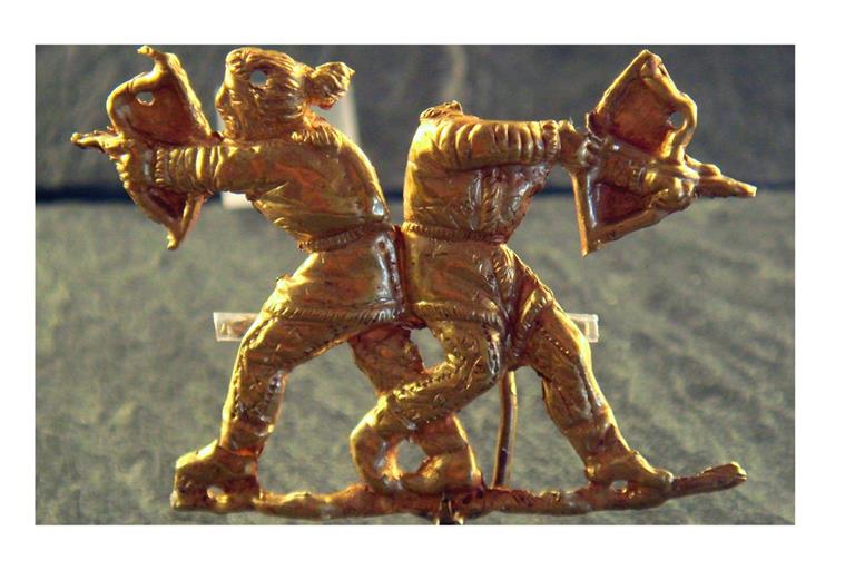 Dieses goldene Schmuckteil stellt zwei mit Pfeil und Bogen bewaffnete Skythenkrieger dar.