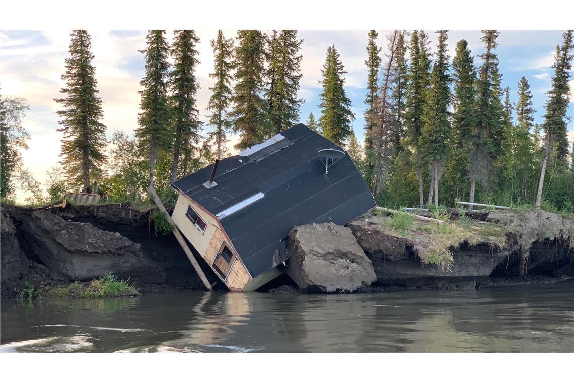 Tauende Böden bedrohen Millionen Arktis-Bewohner Dieses im Jahr 2021 aufgenommene und durch die Uni Wien zur Verfügung gestellte Foto zeigt eine Hütte, die im Zuge des Permafrost-Tauens und Erosion am kanadischen Mackenzie-Flussdelta zerstört wurde.