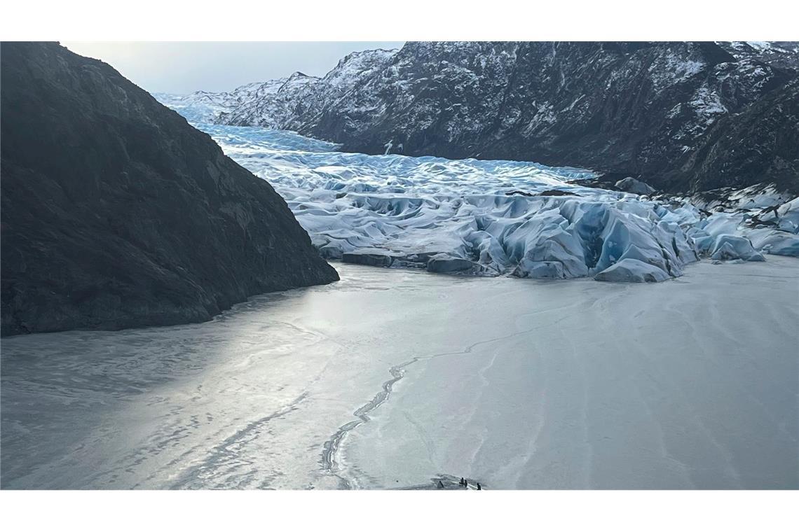 Bilder des Tages Dieses Kleinflugzeug musste auf dem zugefrorenen Tustumena-See am Rande eines Gletschers in Alaska notgelandet werden und sank langsam ein. Der Pilot und seine beiden Kinder konnten nach rund zwölf Stunden auf dem Eis gefunden und danach leicht verletzt gerettet werden.
