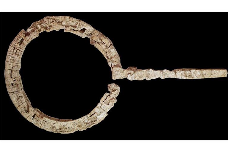 Dieses rund 3700 Jahre alte in Knossos entdeckte Elfenbeinobjekt trägt die bisher längste bekannte Inschrift in der noch nicht entzifferten Linearschrift A der Minoer.