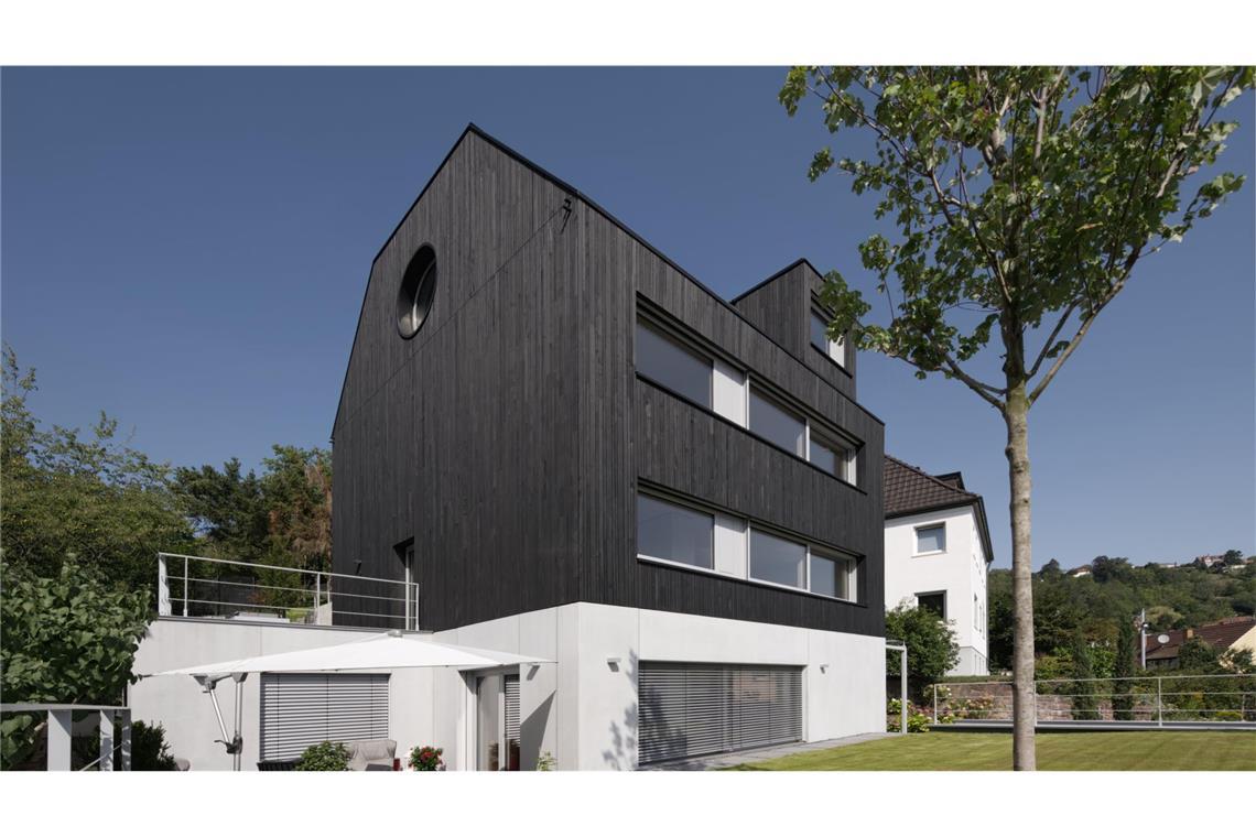 8 der interessantesten Schlafzimmer in Stuttgart und der Region Dieses Schlafzimmer befindet sich in Stuttgart-Heslach. Da hat der Stuttgarter Architekt Oliver Fischer ein großes, schwarzes, imposantes Haus geschaffen: mit Bullaugen-Fenster, Infinity-Vorgarten und Sauna.